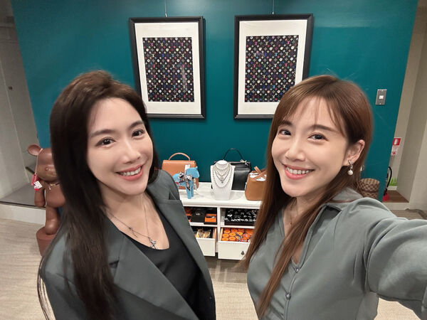 ▲▼雙胞胎女星依依佩佩經營精品直播。（圖／依依佩佩提供）