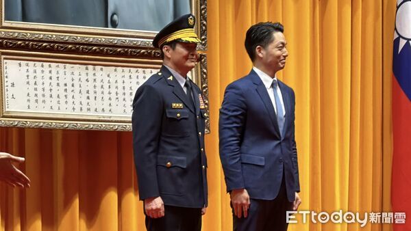 ▲▼林炎田（左）在市長蔣萬安監交下接任北市警局長。（圖／記者邱中岳攝）