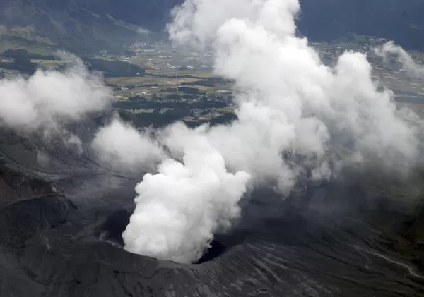 ▲▼日本阿蘇火山口。（圖／達志影像／美聯社）