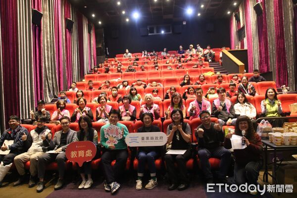 ▲第一梯次邀請福原國小1-3年級師生，到台東市區看電影。（圖／記者楊晨東翻攝）