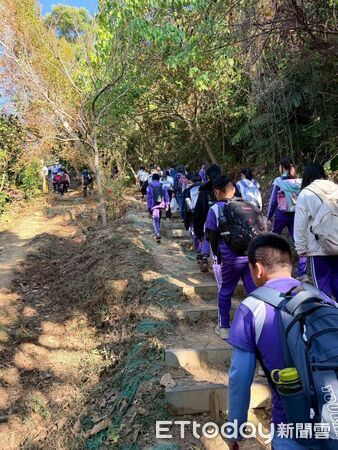 ▲孩子在山林間行走、交談與觀察生態，將課堂學習延伸到自然環境。（圖／記者游瓊華翻攝）