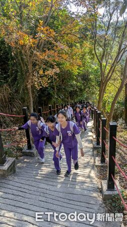 ▲孩子在山林間行走、交談與觀察生態，將課堂學習延伸到自然環境。（圖／記者游瓊華翻攝）