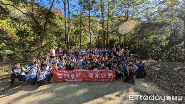 ▲孩子在山林間行走、交談與觀察生態，將課堂學習延伸到自然環境。（圖／記者游瓊華翻攝）