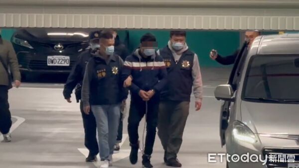 快訊／逆子「37刀弒雙親」移送新北檢！親友敲窗怒吼：出來垃圾