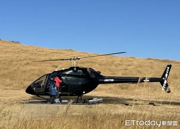 ▲阿蘇火山直升機是羅賓遜直升機公司生產的R44直升機，屬於相當基礎的小型觀光機型，結構簡單、成本低。（圖／記者周湘芸攝）