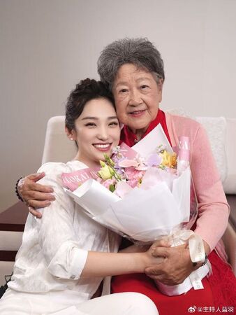 ▲「容嬤嬤」李明啟悼念好友，露面痛哭。（圖／翻攝自微博）