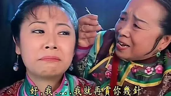 ▲「容嬤嬤」李明啟悼念好友，露面痛哭。（圖／翻攝自微博）