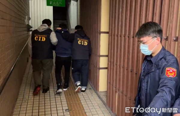 ▲▼             蘆洲逆子廖聰賢手刃雙親，移送新北地檢署。（圖／記者陳以昇翻攝，下同）