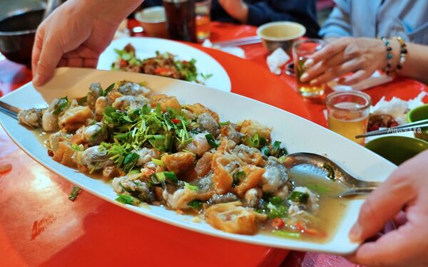 ▲▼冬山阿源快炒桶仔雞。（圖／部落客Mika授權提供）