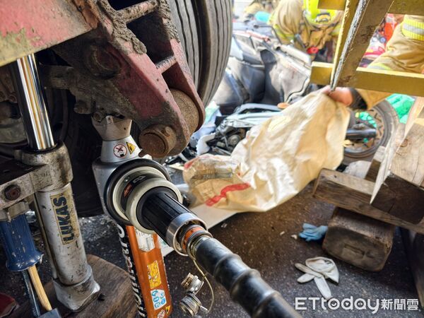 ▲台南市歸仁區中山路一段20日下午發生大貨車與機車事故，騎士右大腿遭輪胎壓住，消防人員到場搶救。（民眾提供，下同）