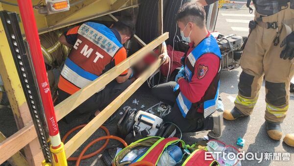 ▲台南市歸仁區中山路一段20日下午發生大貨車與機車事故，騎士右大腿遭輪胎壓住，消防人員到場搶救。（民眾提供，下同）