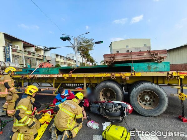 ▲台南市歸仁區中山路一段20日下午發生大貨車與機車事故，騎士右大腿遭輪胎壓住，消防人員到場搶救。（民眾提供，下同）