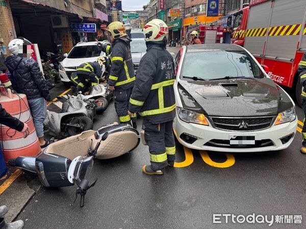 ▲▼中和小客車暴衝保齡球式連環撞機車及小客車             。（圖／記者陳以昇翻攝）