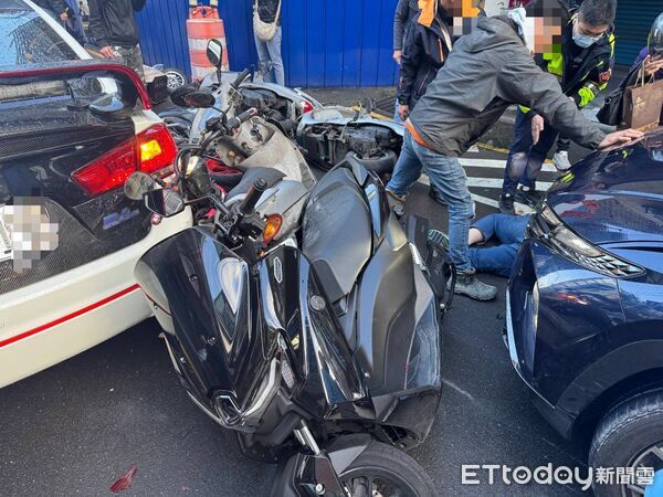 ▲▼中和小客車暴衝保齡球式連環撞機車及小客車             。（圖／記者陳以昇翻攝）