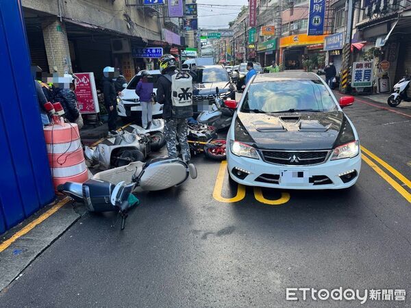 ▲▼中和小客車暴衝保齡球式連環撞機車及小客車             。（圖／記者陳以昇翻攝）