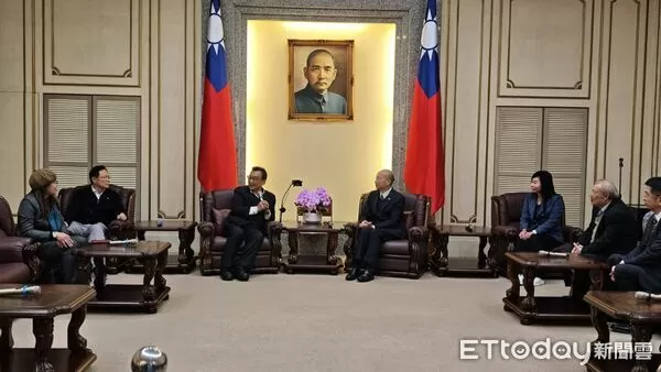 ▲民眾黨立委林國成、張啓楷、林憶君、麥玉珍20日上午拜會韓國瑜、周萬來。（圖／記者陳煥丞攝）