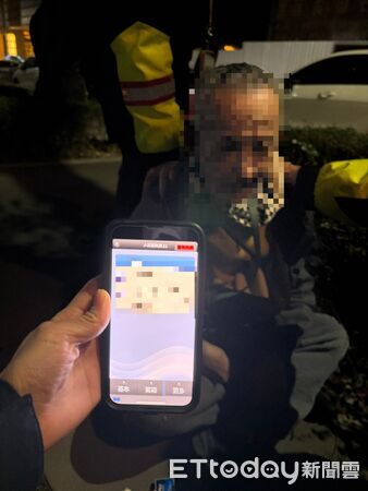 ▲▼一名男子寒夜醉倒全身抽搐，警急搜20分鐘找到人。（圖／民眾提供，下同）