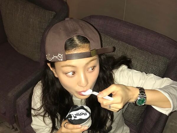 TWICE志效愛戴23萬勞力士　招牌綠面錶絕配休閒穿搭