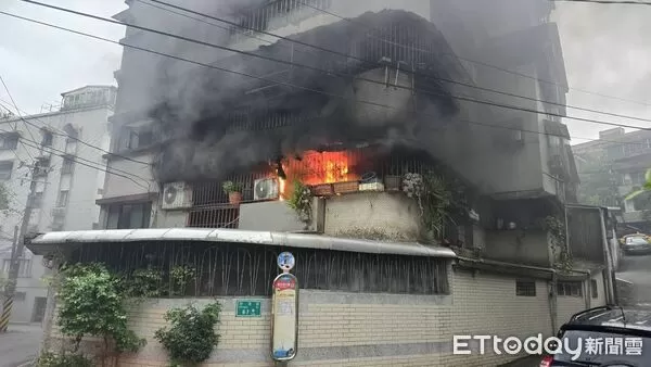 ▲▼             基隆一處民宅2樓發生火災，消防搶救中。（圖／記者郭世賢翻攝）