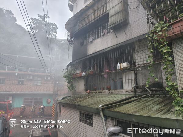 ▲▼ 基隆一處民宅2樓發生火災，消防搶救中。（圖／記者郭世賢翻攝）
