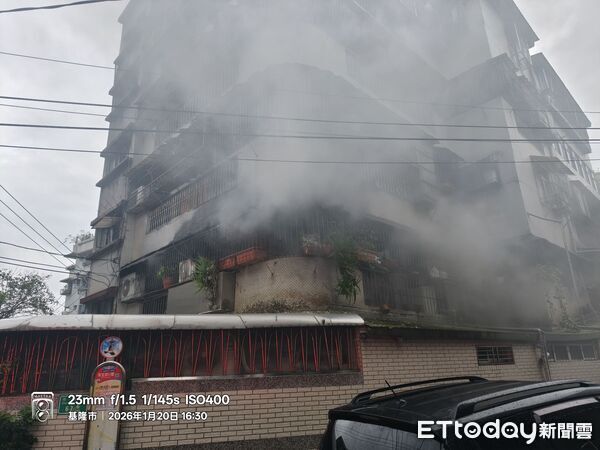 ▲▼ 基隆一處民宅2樓發生火災，消防搶救中。（圖／記者郭世賢翻攝）
