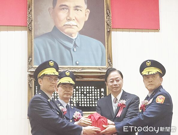 ▲桃園市長張善政今天下午主持卸新任分局長監交儀式，圖為升任警政監的楊梅警分局長張仁傑（左）與新任分局吳傳銘。（圖／記者沈繼昌攝）