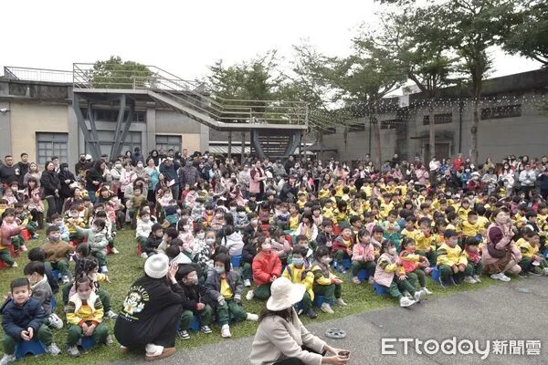 ▲▼花蓮市立幼兒園於花蓮文創園區舉辦「喜迎馬年‧市幼親子童趣年貨大街」義賣活動。（囹／花蓮市公所提供，下同）