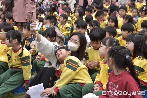 ▲▼花蓮市立幼兒園於花蓮文創園區舉辦「喜迎馬年‧市幼親子童趣年貨大街」義賣活動。（囹／花蓮市公所提供，下同）