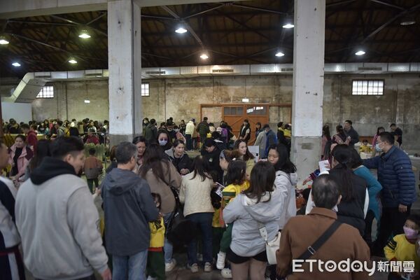 ▲▼花蓮市立幼兒園於花蓮文創園區舉辦「喜迎馬年‧市幼親子童趣年貨大街」義賣活動。（囹／花蓮市公所提供，下同）