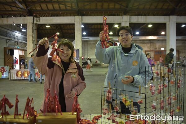 ▲▼花蓮市立幼兒園於花蓮文創園區舉辦「喜迎馬年‧市幼親子童趣年貨大街」義賣活動。（囹／花蓮市公所提供，下同）