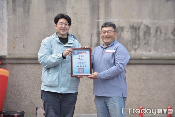 ▲▼花蓮市立幼兒園於花蓮文創園區舉辦「喜迎馬年‧市幼親子童趣年貨大街」義賣活動。（囹／花蓮市公所提供，下同）