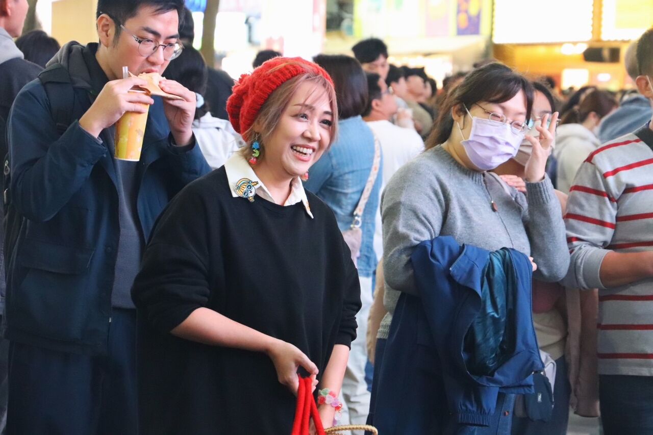 ▲▼ 吳亦帆街頭與學生合唱。（圖／台北海大提供）