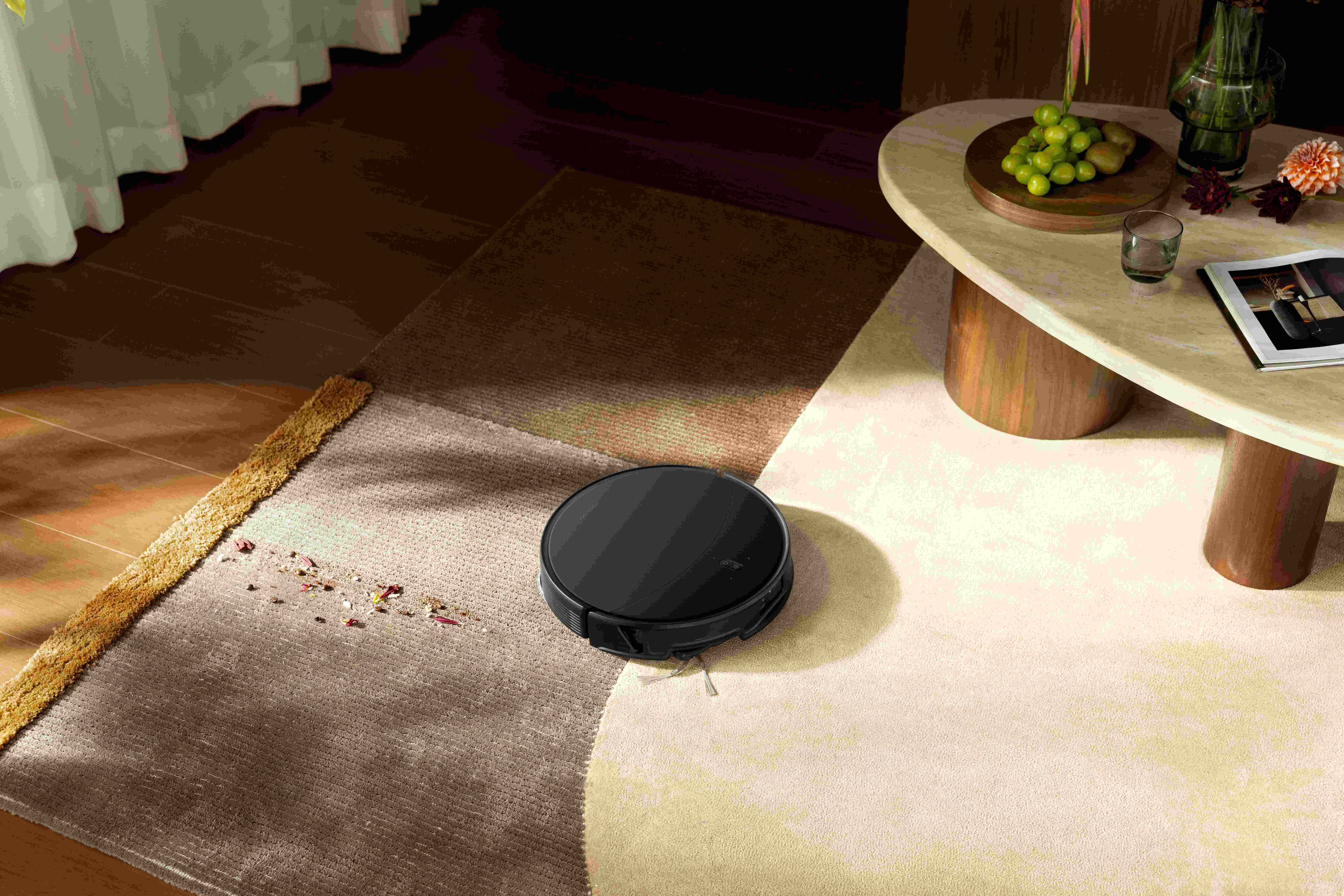 ▲Roborock石頭科技在台開賣旗艦新品「Saros 20 跨越奇兵」，標榜可跨越高8公分的門檻地形。（圖／品牌提供）