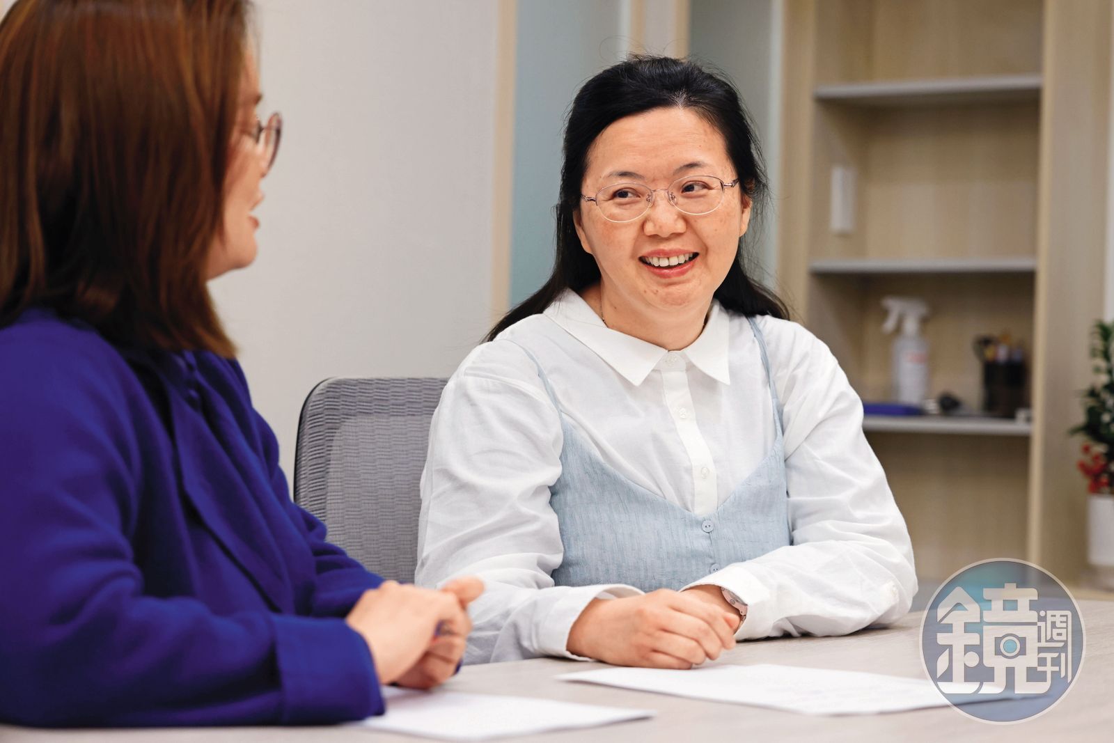 台南婦產科名醫侯娟妃遭家人報警列失蹤人口1年，日前在「山水謙庭國際法律事務所」由柳慧謙律師陪同發表「各自安好聲明」。