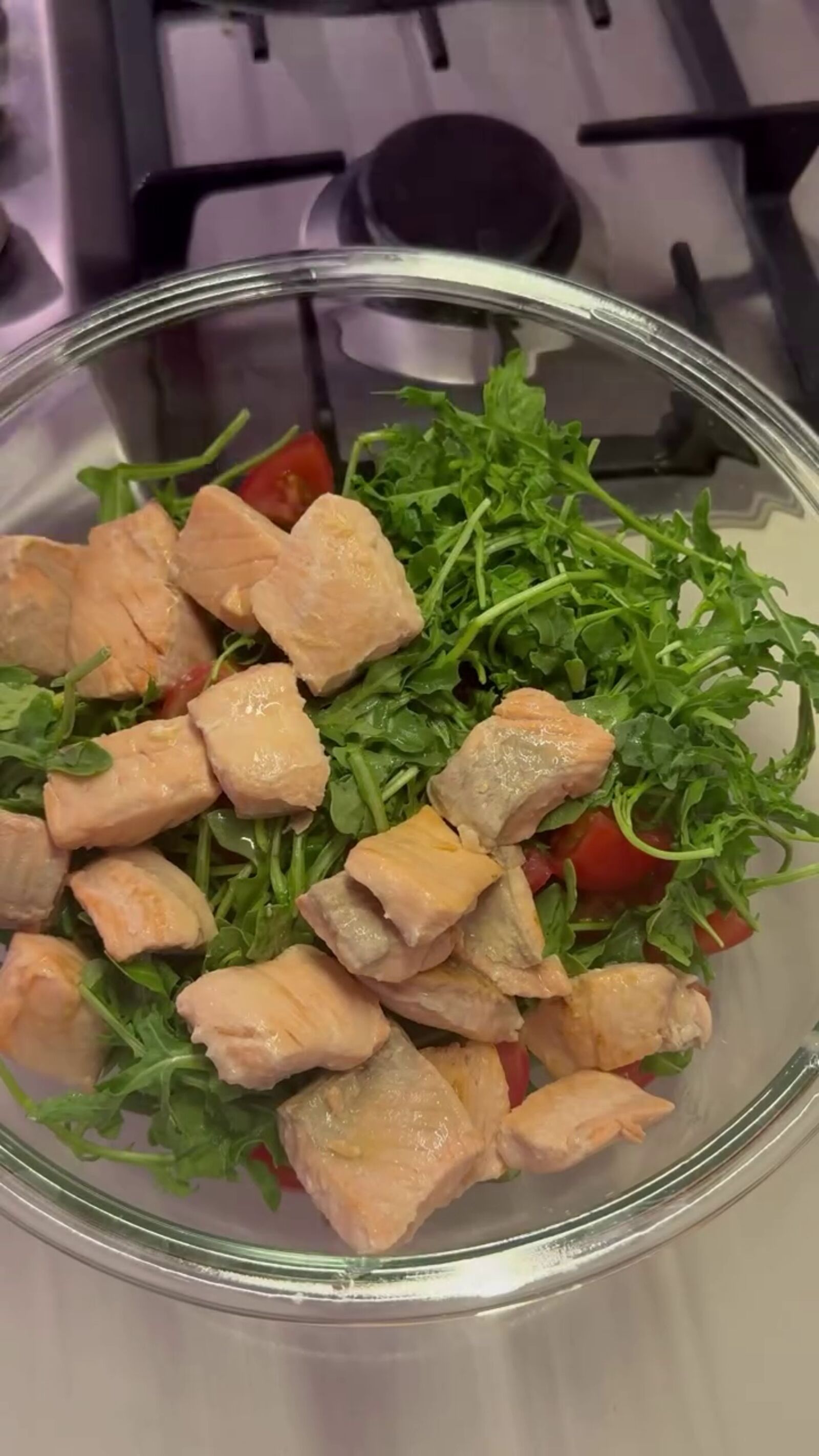 把煎好的鮭魚加入大碗內。（翻攝inmomentsofstillness IG）