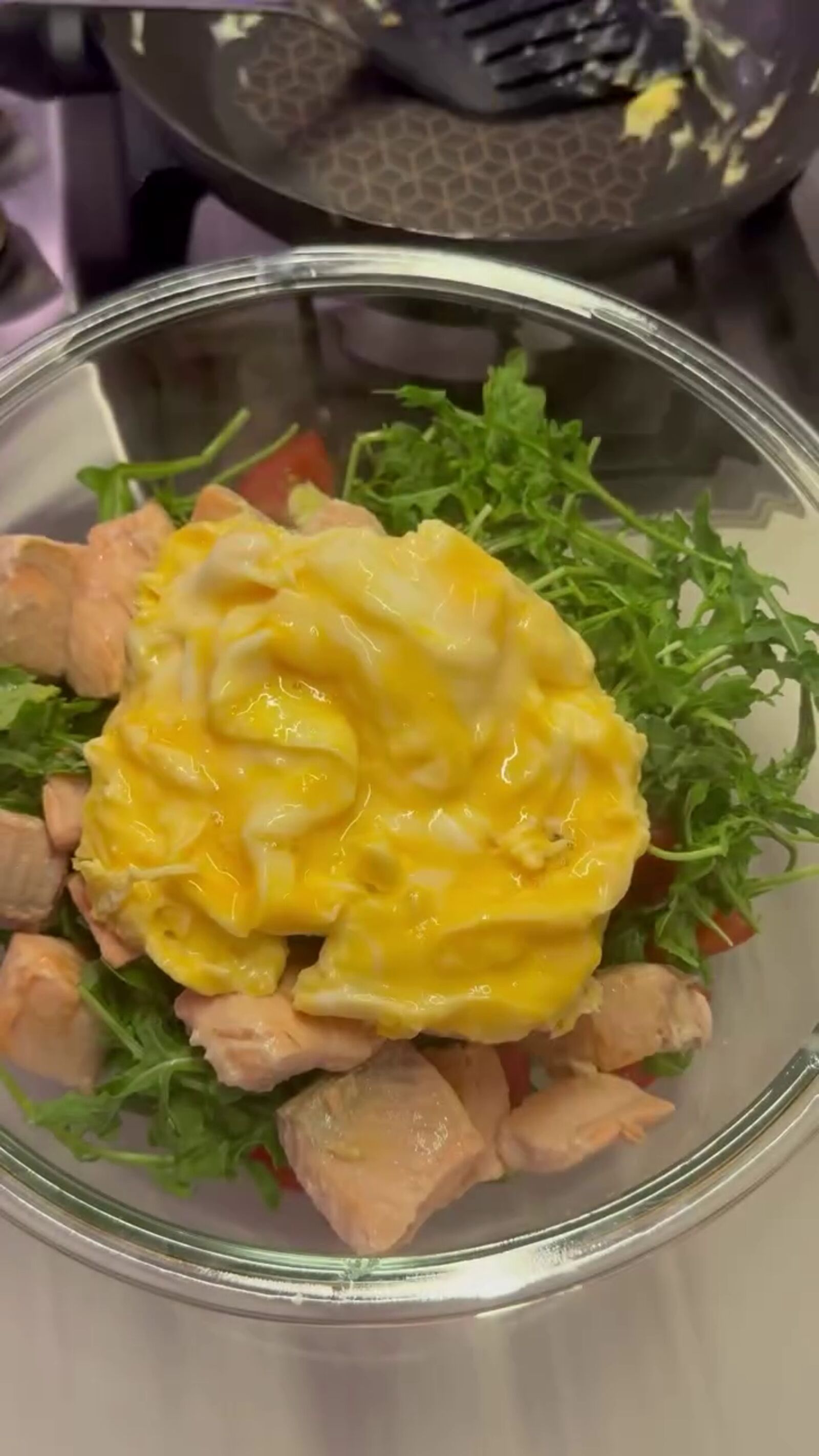 再將炒好的嫩蛋放入碗內。（翻攝inmomentsofstillness IG）