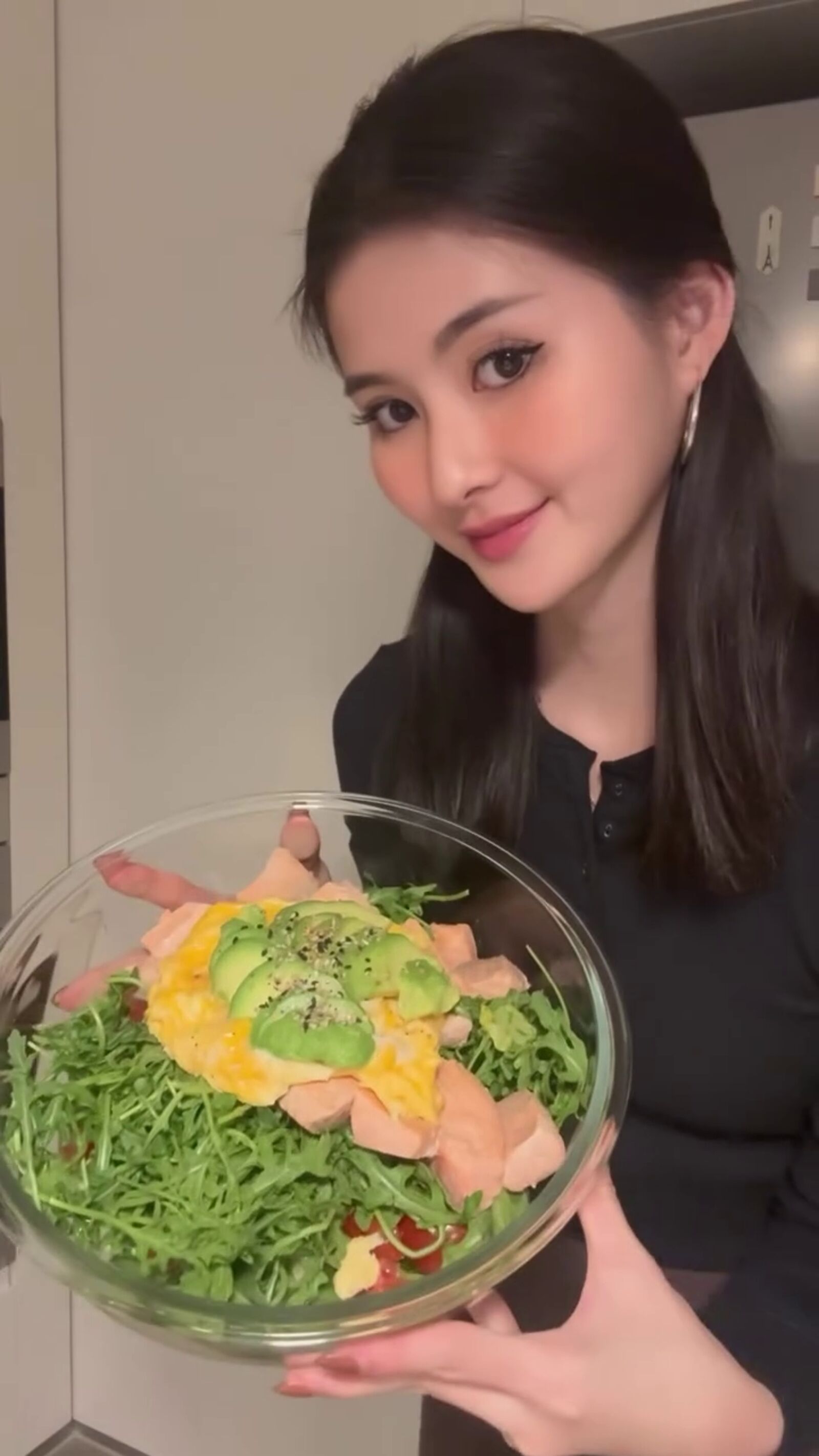 把酪梨放到大碗內。（翻攝inmomentsofstillness IG）