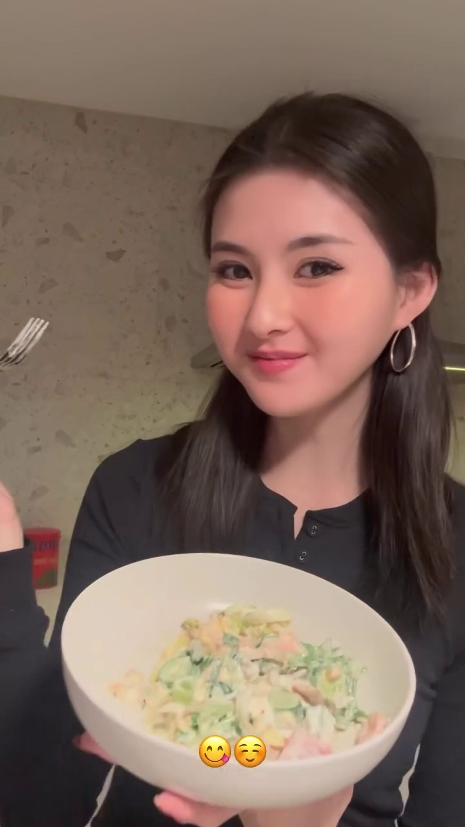 最後加入芝麻醬、希臘優格拌勻，美味的沙拉就完成了。（翻攝inmomentsofstillness IG）