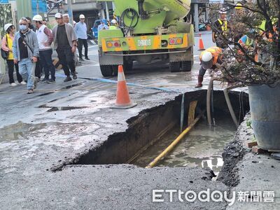 快訊／台南五妃街驚現2m深巨坑　在地人嚇壞抓狂：2年第3次了