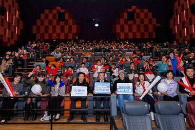 林楚茵邀原民少棒隊師生觀看《冠軍之路》　卓榮泰現身支持