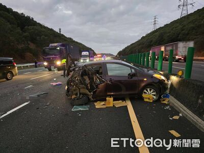 快訊／國道小客車閃動物屍體…遭大貨車追撞　罐頭食品掉滿地