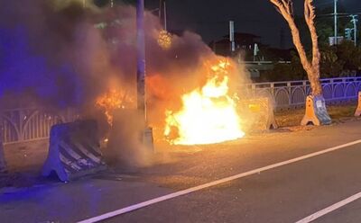 彰化小黃火燒車！運將驚恐逃生「腿軟倒地」　警消聯手救援