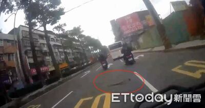 路上驚見「不明鋁條」急剎！機車慘遭公車追撞…騎士左膝挫傷