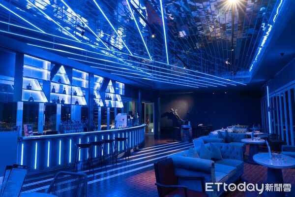 ▲▼承億酒店響應地標應援，泳池畔餐酒館點亮寶藍色。（圖／承億酒店提供）