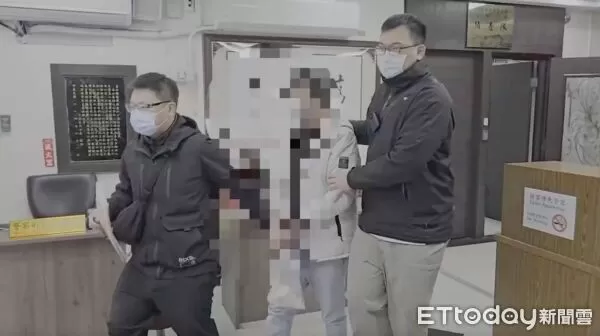 ▲▼有6條竊盜通緝的陳姓慣竊連闖3空門遭警逮捕，警方在陳男身上起獲手機、金項鍊及現金，陳男用工具破壞門窗闖空門             。（圖／記者陳以昇翻攝）