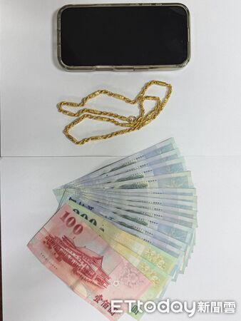 ▲▼有6條竊盜通緝的陳姓慣竊連闖3空門遭警逮捕，警方在陳男身上起獲手機、金項鍊及現金，陳男用工具破壞門窗闖空門             。（圖／記者陳以昇翻攝）