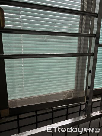 ▲▼有6條竊盜通緝的陳姓慣竊連闖3空門遭警逮捕，警方在陳男身上起獲手機、金項鍊及現金，陳男用工具破壞門窗闖空門             。（圖／記者陳以昇翻攝）