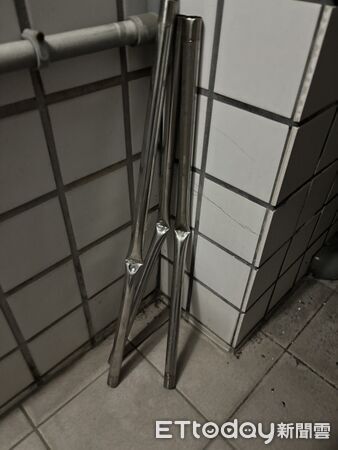 ▲▼有6條竊盜通緝的陳姓慣竊連闖3空門遭警逮捕，警方在陳男身上起獲手機、金項鍊及現金，陳男用工具破壞門窗闖空門             。（圖／記者陳以昇翻攝）