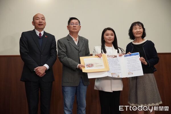 ▲▼      立法院長韓國瑜與立委張嘉郡，於立院接見滯留阿布達比返台的雲林陳姓夫婦。（圖／張嘉郡辦公室提）