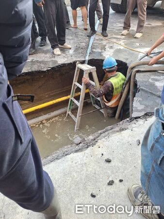 ▲台南市中西區五妃街近西門路口路面突下陷，出現長約2公尺、深近2公尺的大型坑洞，坑洞下方自來水管線裸露漏水，工務局緊急通知自來水公司到場搶修，並灌漿回填。（圖／記者林東良翻攝，下同）